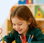 Niña dibujando en jardín infantil